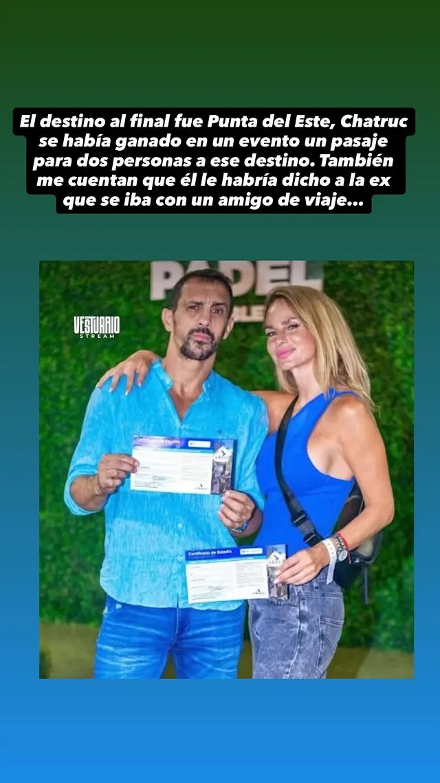 La pareja, posando con el premio.