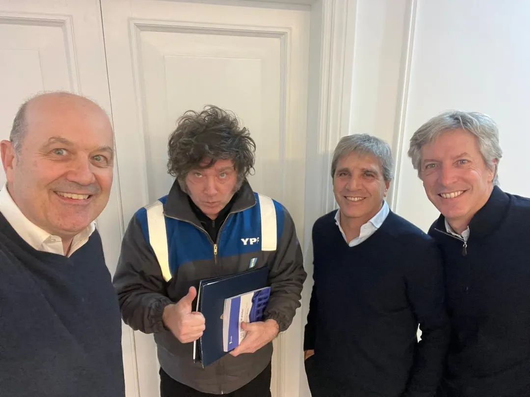 Javier Milei juntoa a Federico Sturzenegger, Luis Caputo y Santiago Bausili.