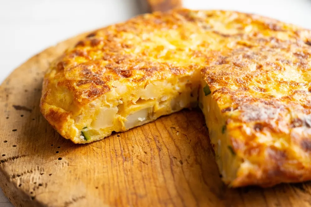 La receta de tortilla de papas tiene orígenes en el siglo XIX y se popularizó por ser económica y nutritiva.