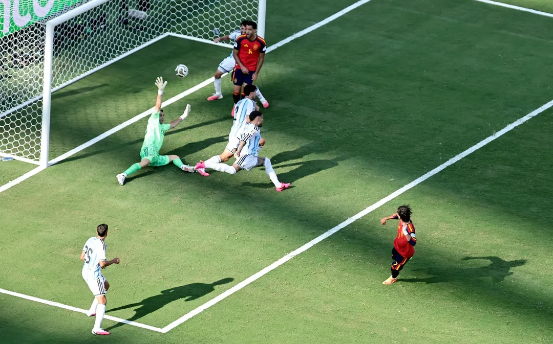 Tras una asistencia de Nico Williams, Ferrán Torres marcó el 1-0 que le está dando el título del mundo a España ante Argentina.