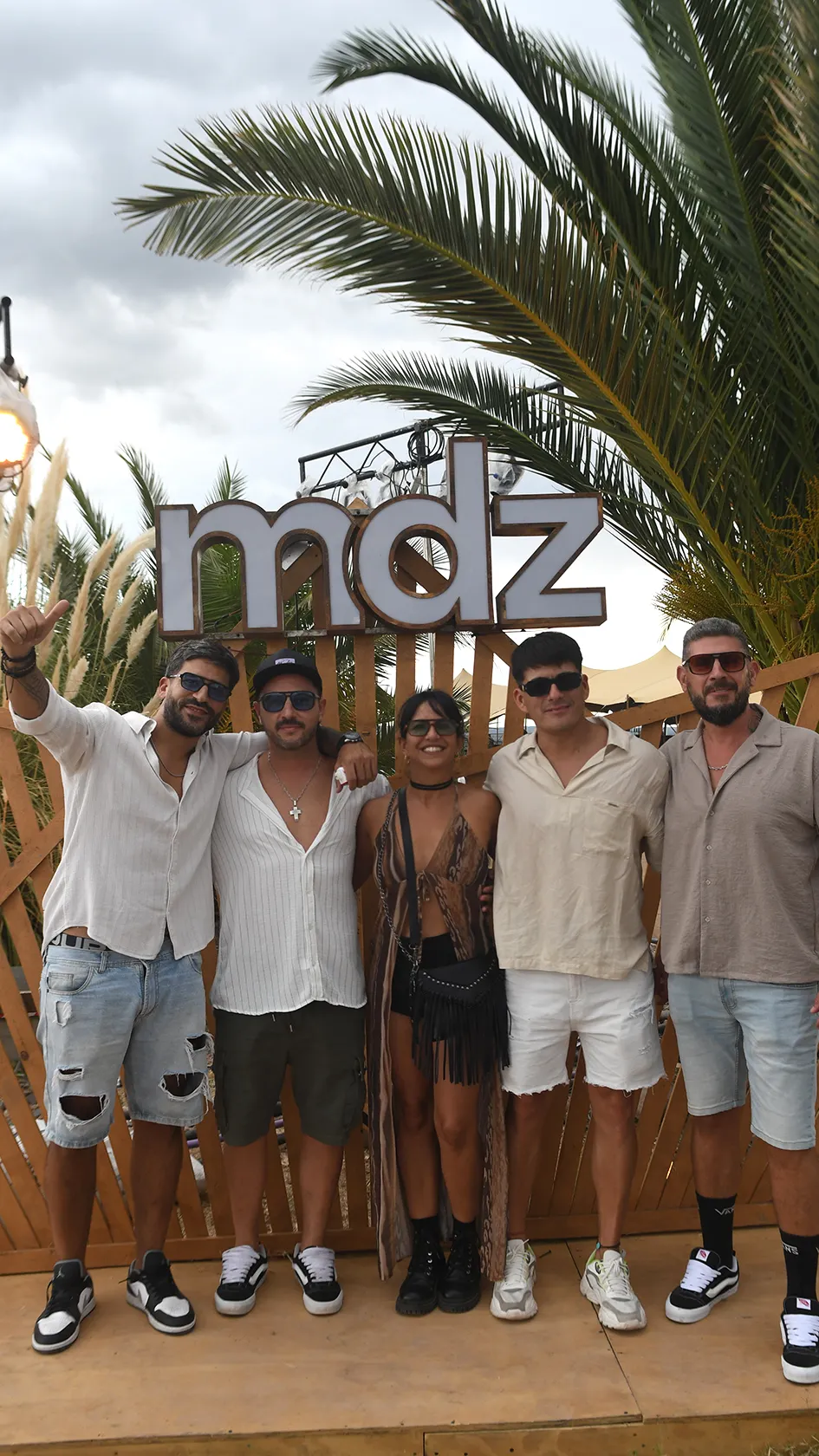 Ellos también quisieron foto en el spot de MDZ en Arcana.