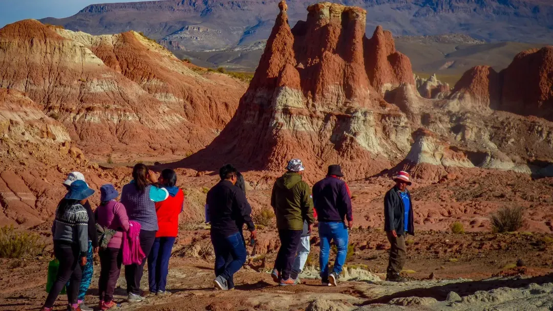 El Valle de la Luna se encuentra a pocos kilómetros del pueblo y sorprende por sus intensos colores.