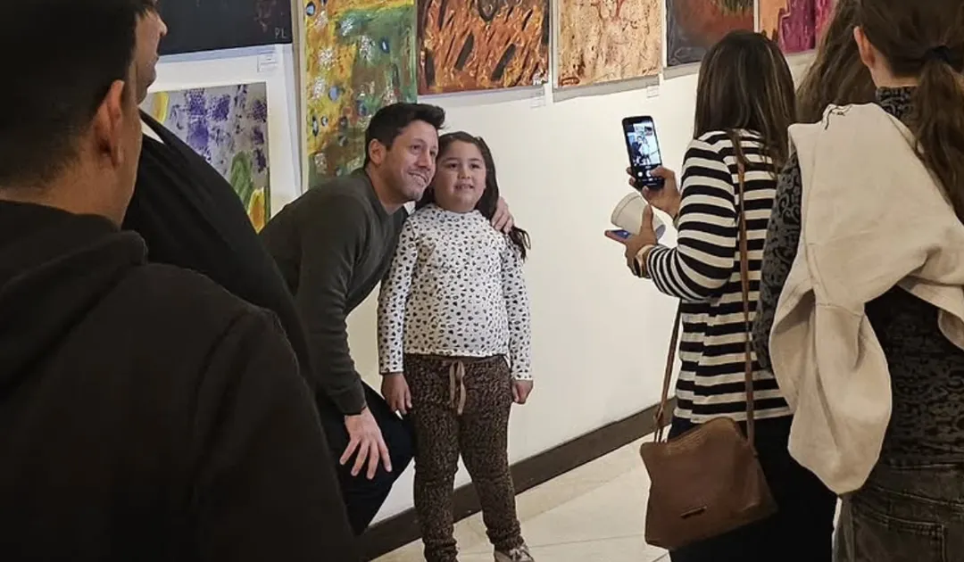 Todos querían sacarse fotos con los protagonistas de la tarde: los pequeños artistas.