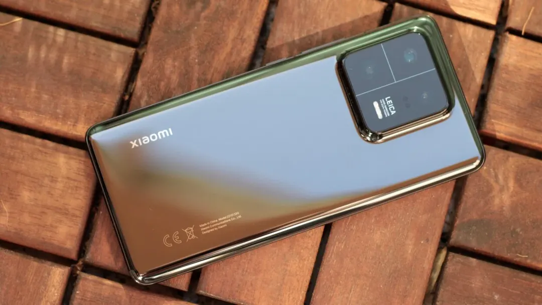 Xiaomi 13 Pro en color gris: uno de los teléfonos en recibir la actualización.