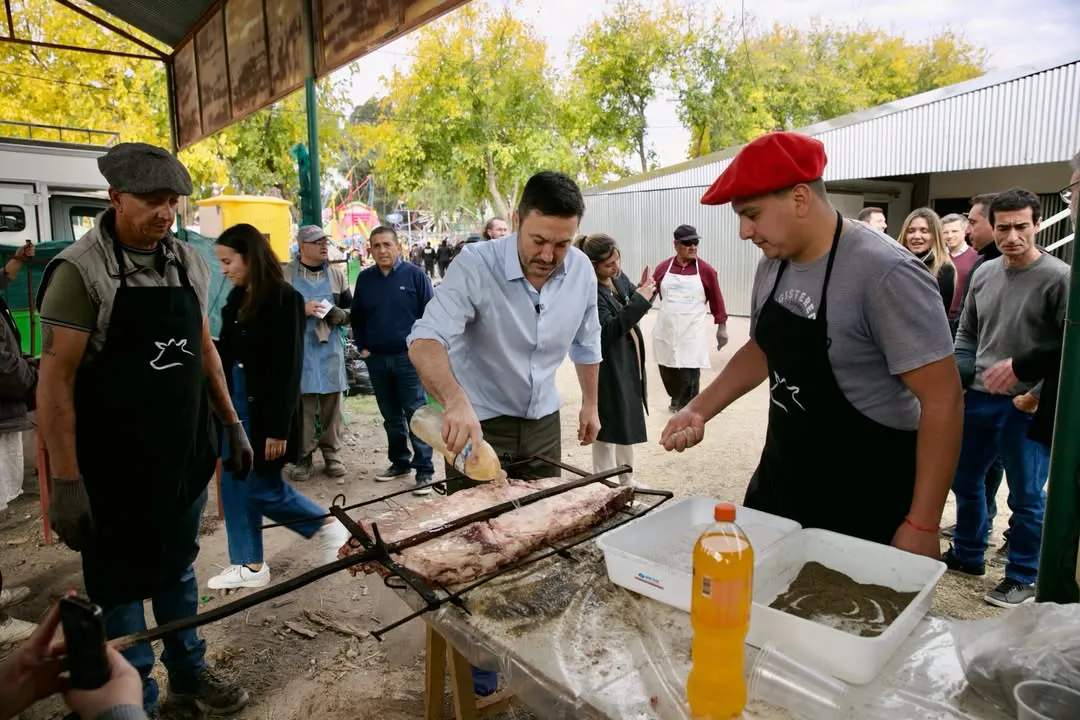 Petri, en plena simulación como asador en la Fiesta de la Ganadería. La política mendocina se muestra como la farándula. 