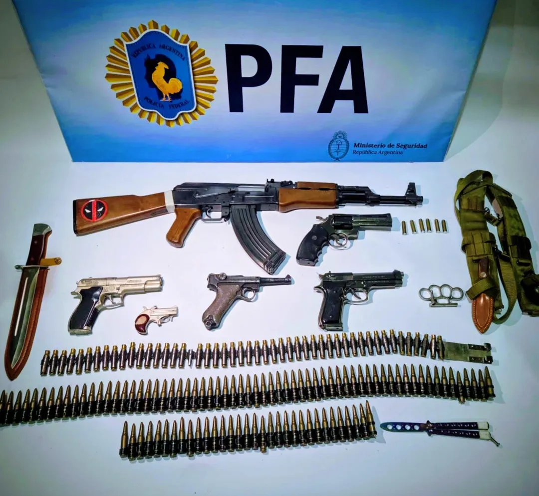 Parte del arsenal decomisado en el operativo