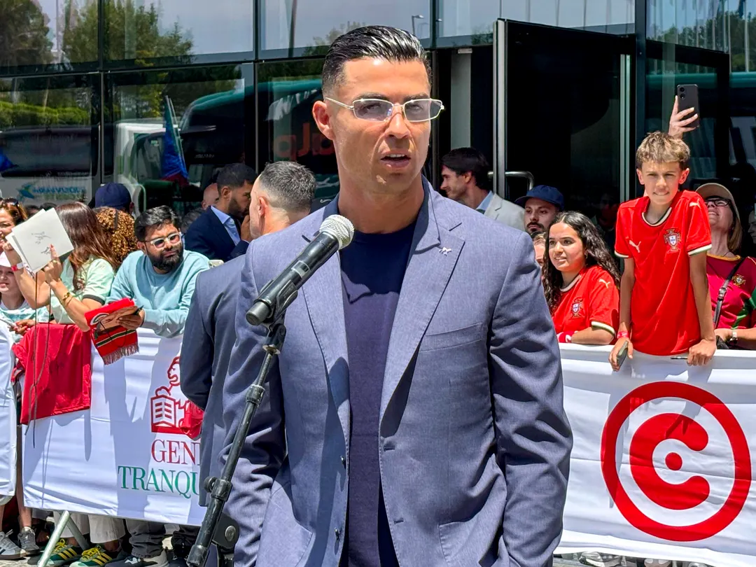 De traje y con lentes de sol: la elegancia de Ronaldo y el plantel de Portugal para viajar al Mundial.