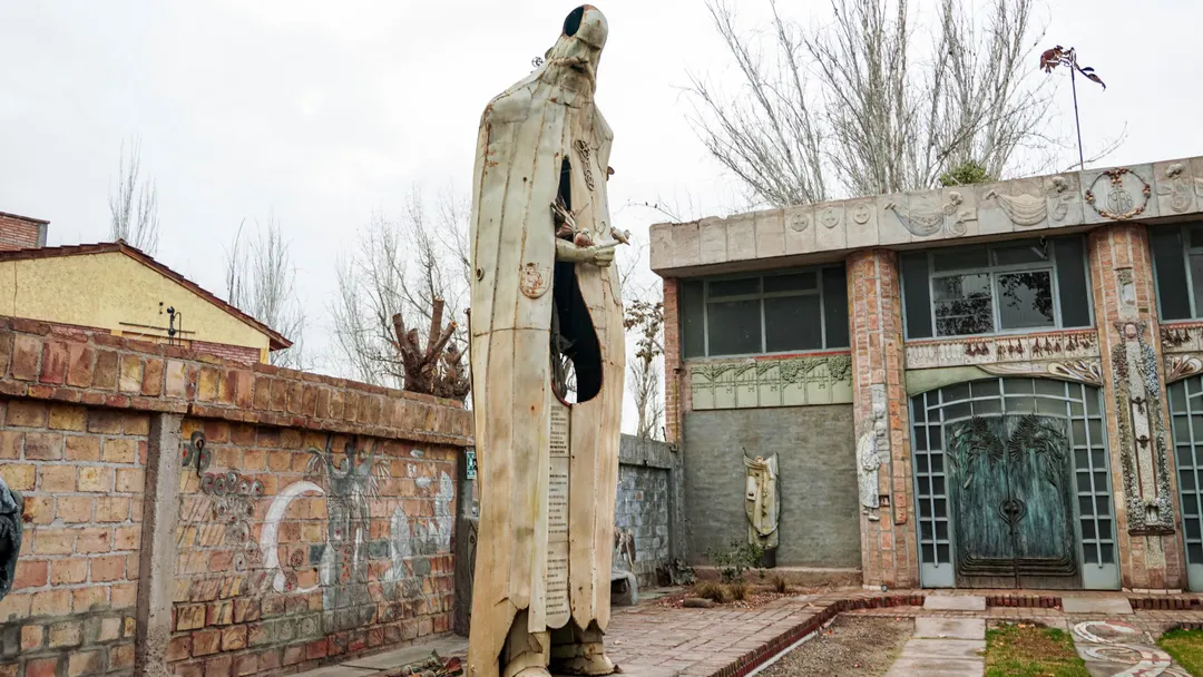 Esta pieza gigante se puede ver desde la propia vereda. Entre pájaros metálicos la idea es que otros reales puedan anidar dentro de su 
