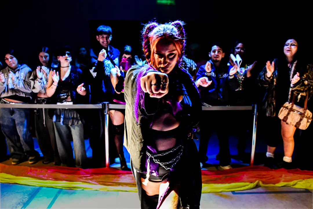 Identidades LGBTQI+ despliegan su talento en la pasarela de la Nave Cultural durante el Animades Kiki Ball.