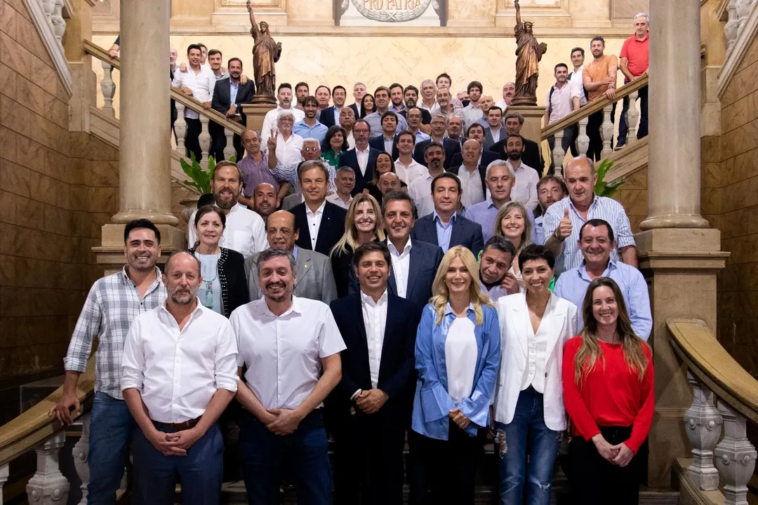 Axel Kicillof oficilaizo el reparto de fondos coparticipables bonaerenses a los municipios. Enojo de intendentes, acusan al gobernador de hacer un reparto 