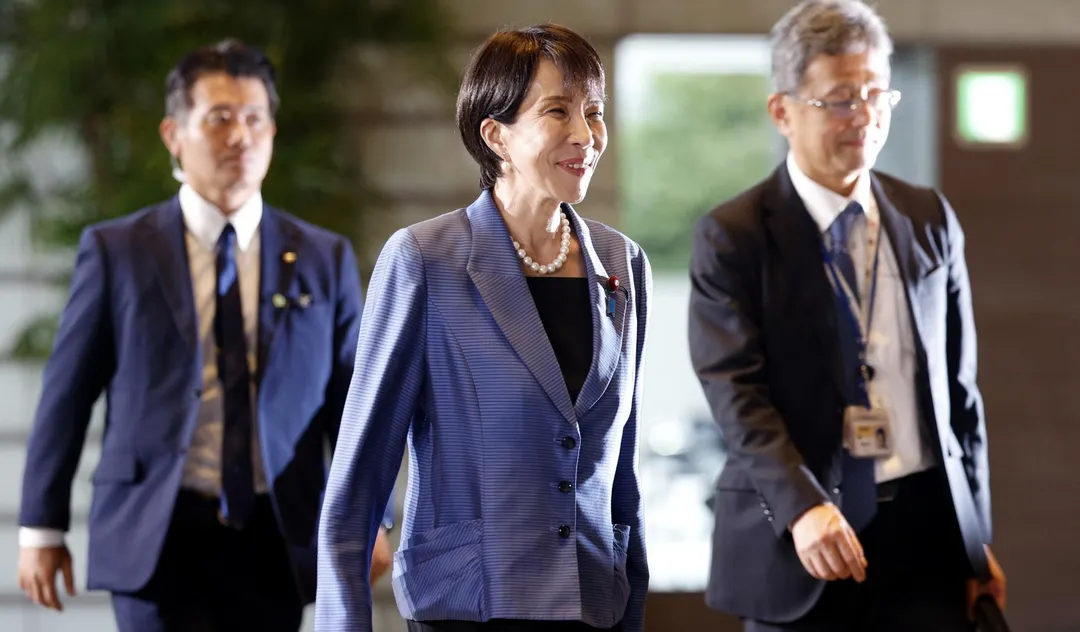 Sanae Takaichi (centro), primera ministra de Japón, ha puesto en foco el tema de las armas nucleares. 