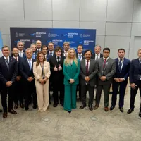Milei se mostró en París con 13 gobernadores en medio de semanas claves en el Congreso