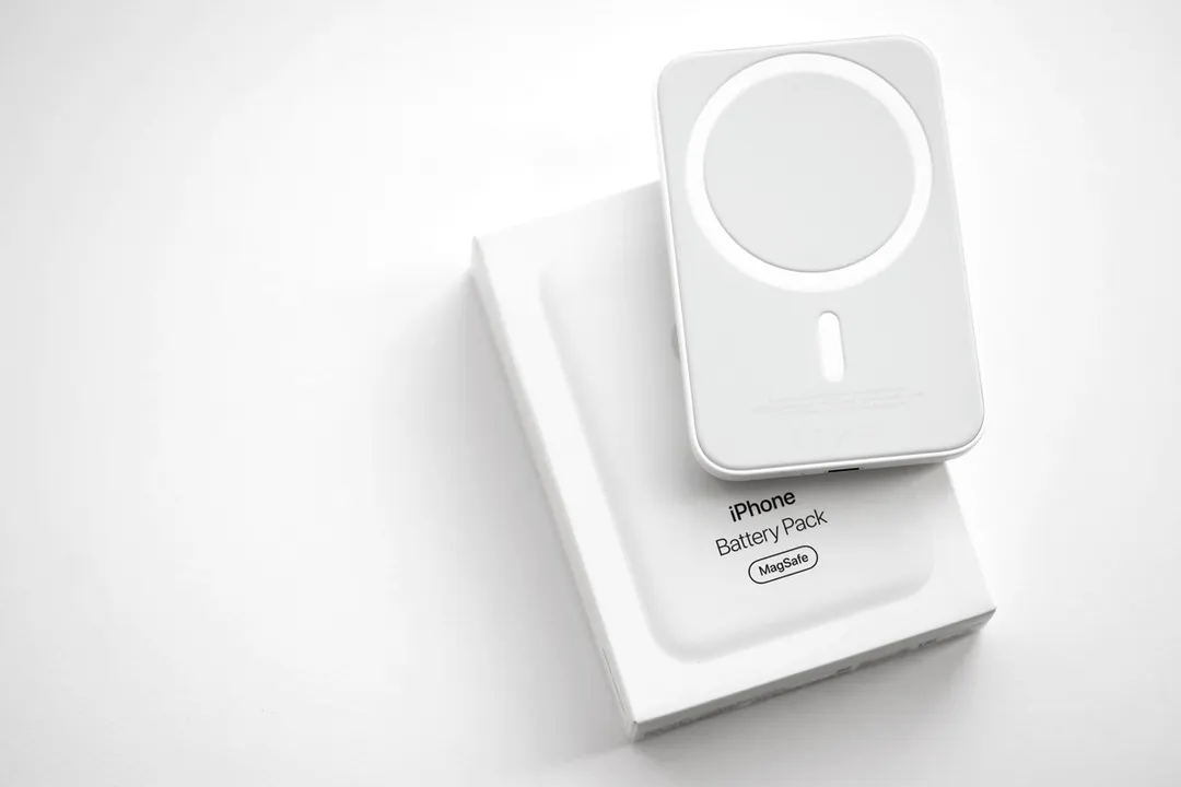 El estándar universal Qi2 compite directamente con los beneficios del sistema tradicional MagSafe.