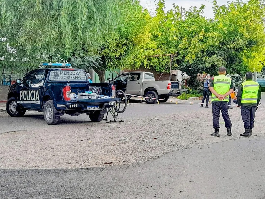 Personal de la Policía Científica trabajó en la escena donde el hombre atropelló y mató a un presunto ladrón. 