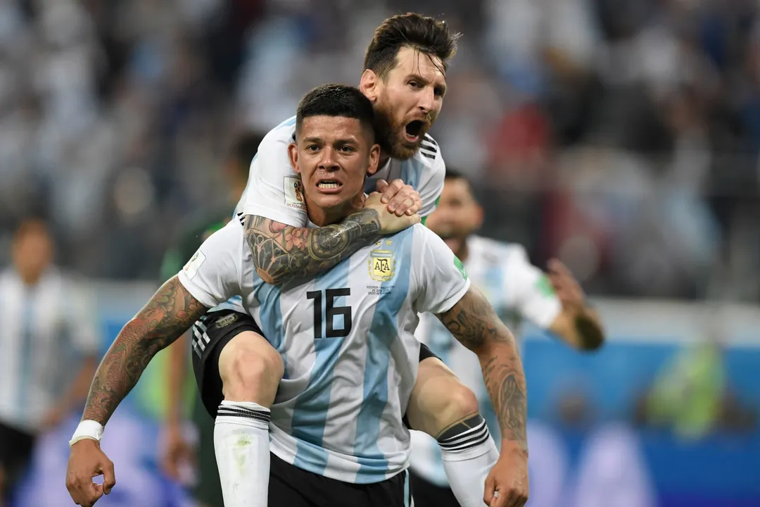 Marcos Rojo convierte el agónico gol a Nigeria y Messi, que había convertido el primero, corre hacia él en los festejos.