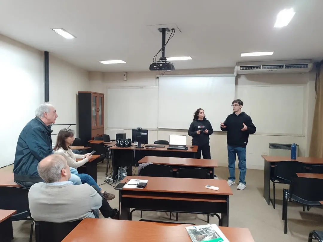 FoxMind, el proyecto de Alejo y Lucía, busca mejorar la inclusión escolar con inteligencia artificial.  