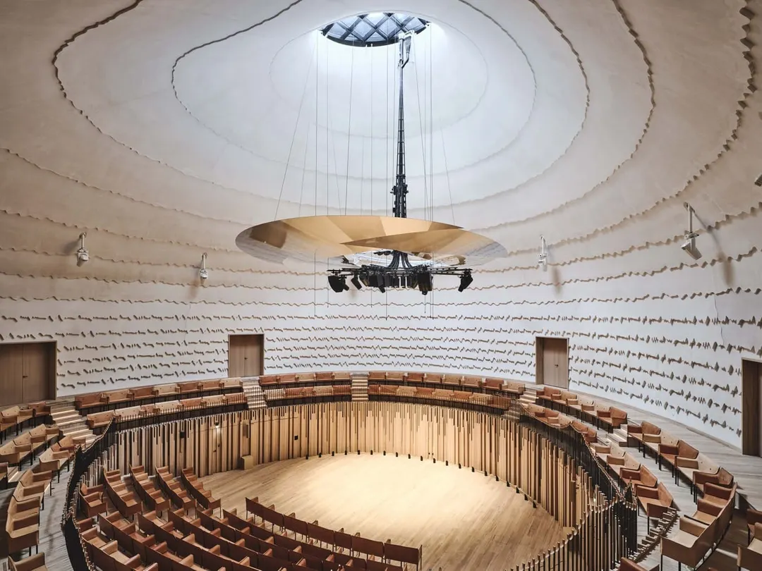 La Source Vive se basó en una arquitectura que envuelve tanto al público como a los músicos, ya que la redondez y fluidez de sus formas crean una atmósfera envolvente que intensifica la singular sensación de cercanía con los artistas durante las actuaciones.
