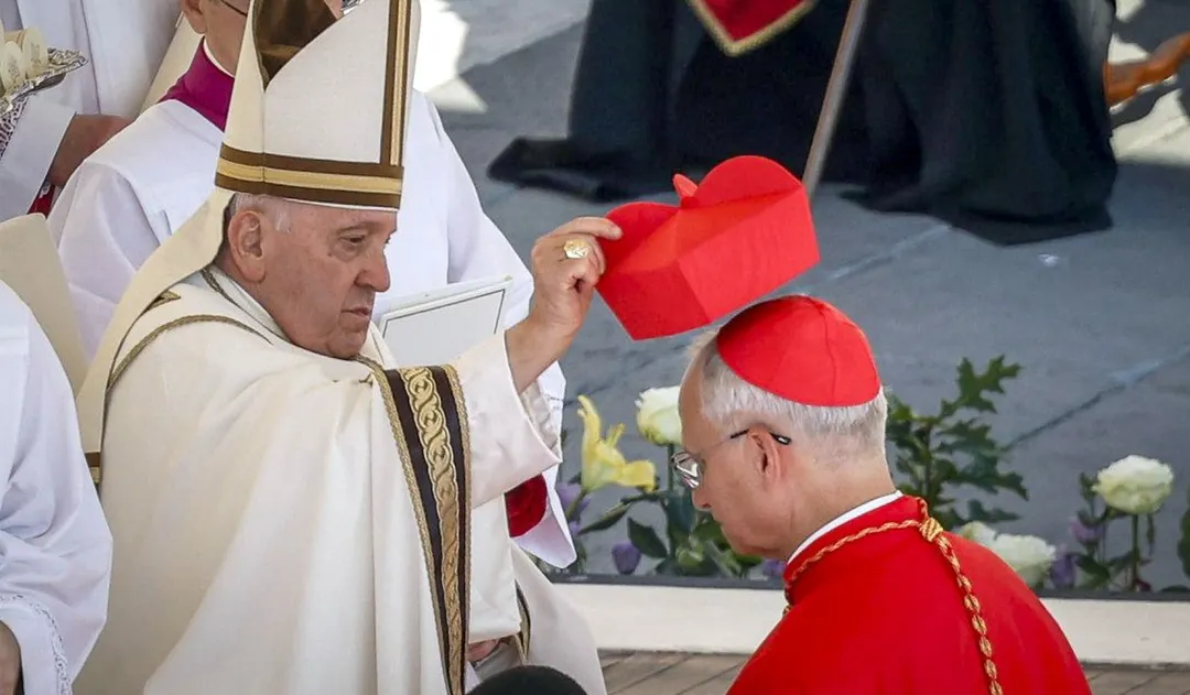Francisco y su sucesor, León XIV, quien sigue su rumbo. Foto Efe 