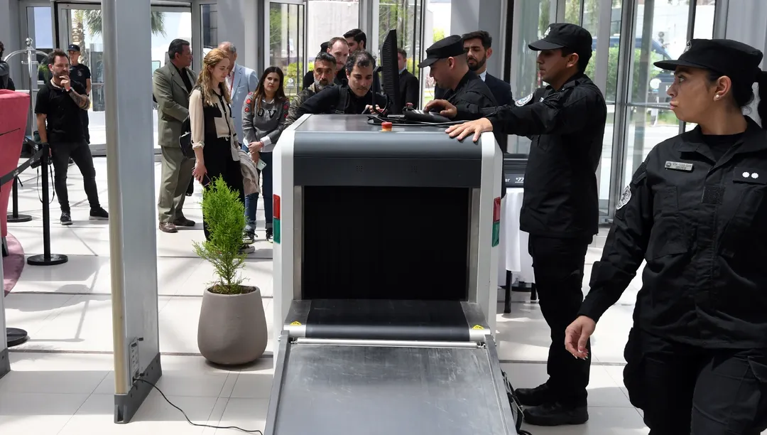 La Policía de Seguridad Aeroportuaria detuvo a los dos pasajeros que tuvieron sexo en el avión.