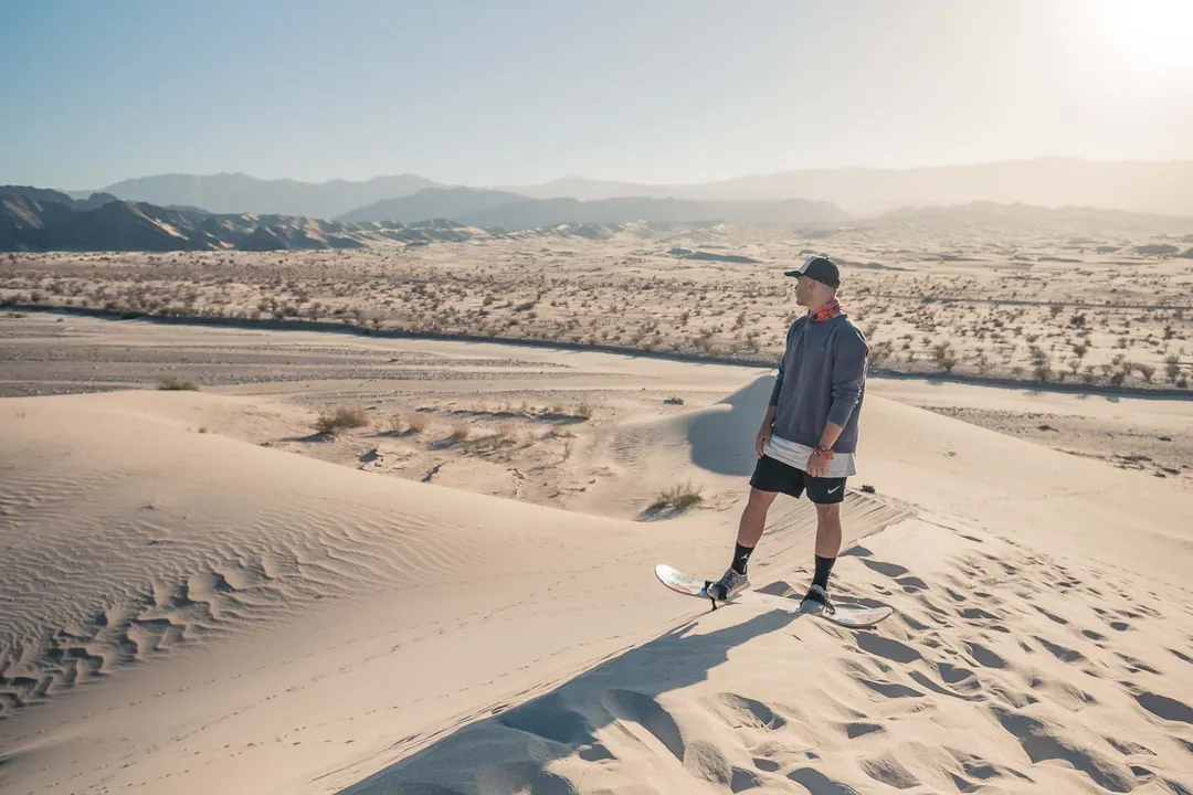 El sandboard es una de las actividades más buscadas en este paisaje de arena ubicado al norte de Fiambalá.