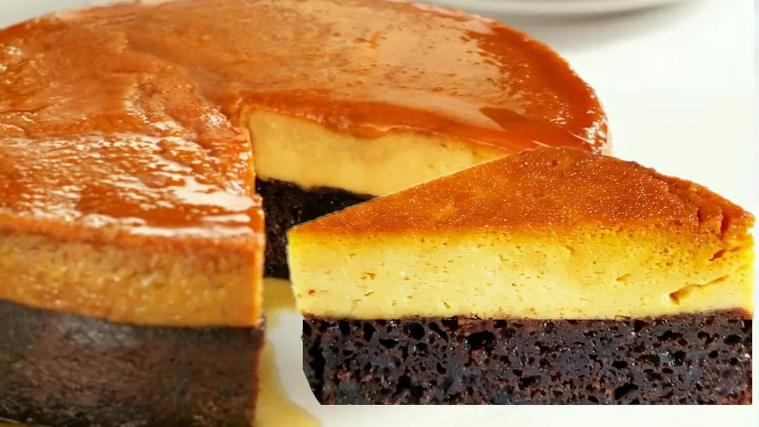 El chocoflan es conocido como “pastel imposible” porque las capas se invierten solas durante la cocción.