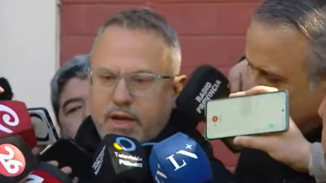 Valenzuela habló fuera del recinto y denunció que tuvo que levantarse a los gritos para que le dieran el uso de la palabra en el recinto. 