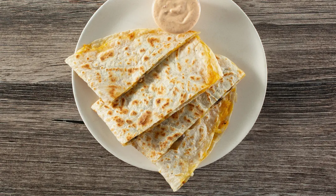 La receta de quesadilla de queso puede variar según el tipo de tortilla utilizada.