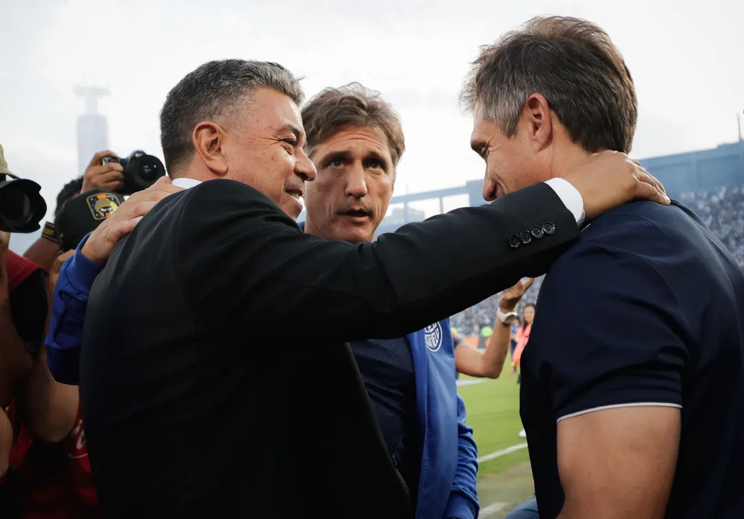 El saludo de Gallardo con los mellizos Barros Schelotto antes del Vélez-River que decretó el final del Muñeco.