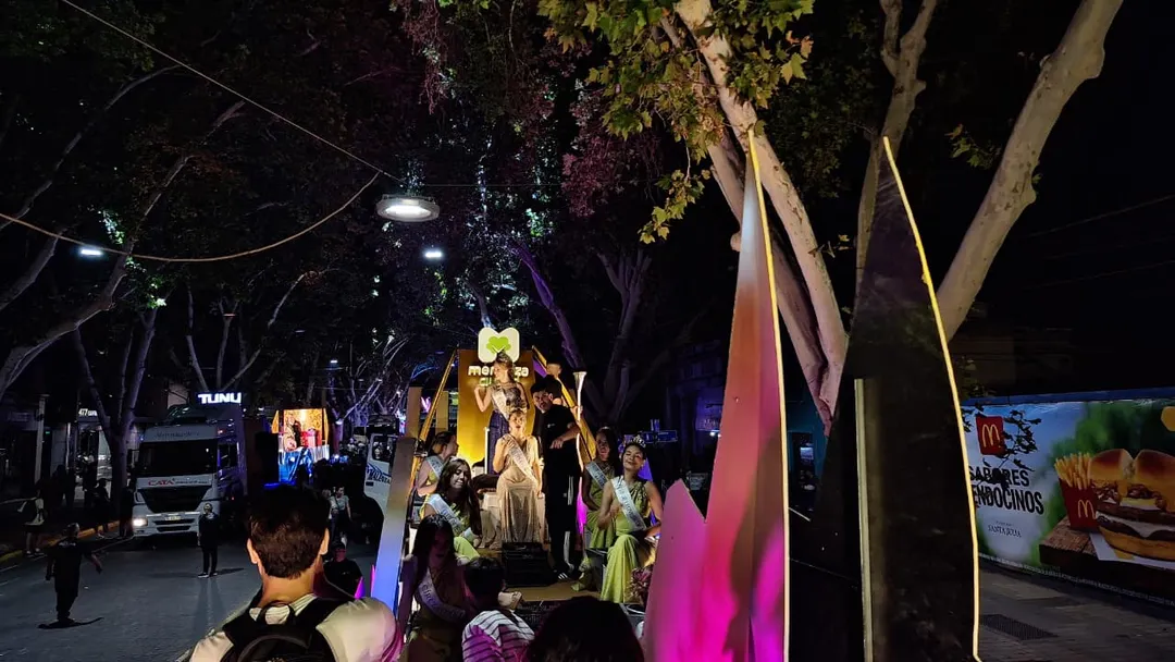 Cada reina tiene su lugar en el carro de la vendimia y lo debe respetar.