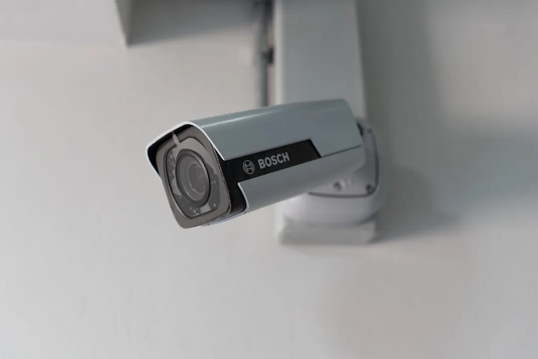 Cámaras de seguridad y altavoces inteligentes también necesitan reinicios periódicos para sostener su rendimiento.