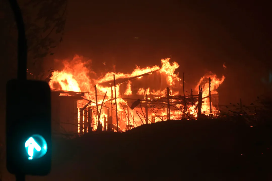 La ola de calor trajo un gran incendio forestal en Francia. Foto Efe