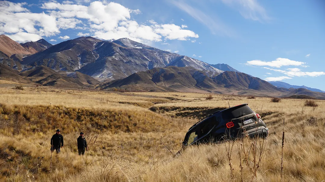 La dinámica de la experiencia involucra al copiloto en la toma de decisiones, desde bajar a mirar el terreno hasta guiar al piloto para esquivar piedras y encontrar el mejor ángulo.