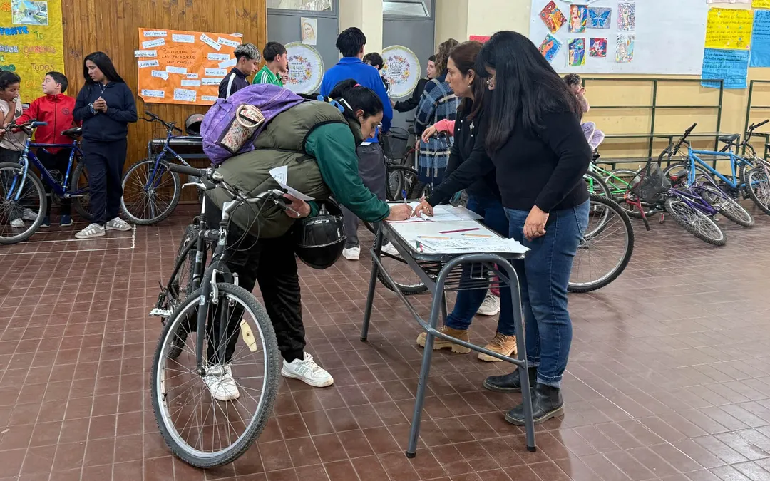 Durante la entrega de bicicletas los alumnos se mostraron emocionados.
