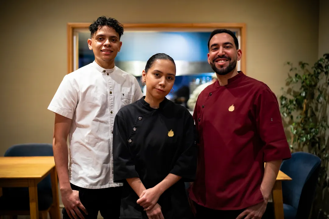 Aris Pabón junto a Analía Escubilla -maître de Centauro- y Daniel Porta -Sommelier de Centauro-.