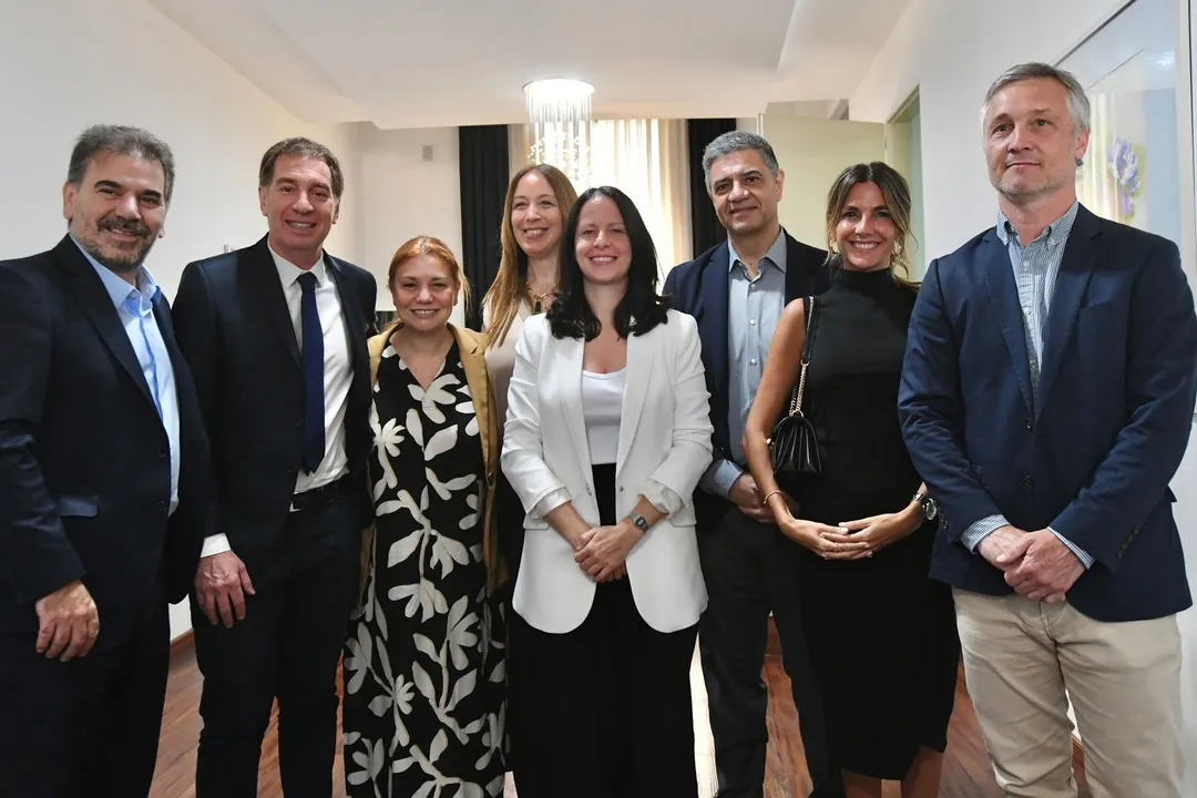 Soledad Martínez, una de las que mira con reojo todo, junto a los dirigentes del PRO que la acompañaron Foto: Twitter Oficial Soledad Martínez