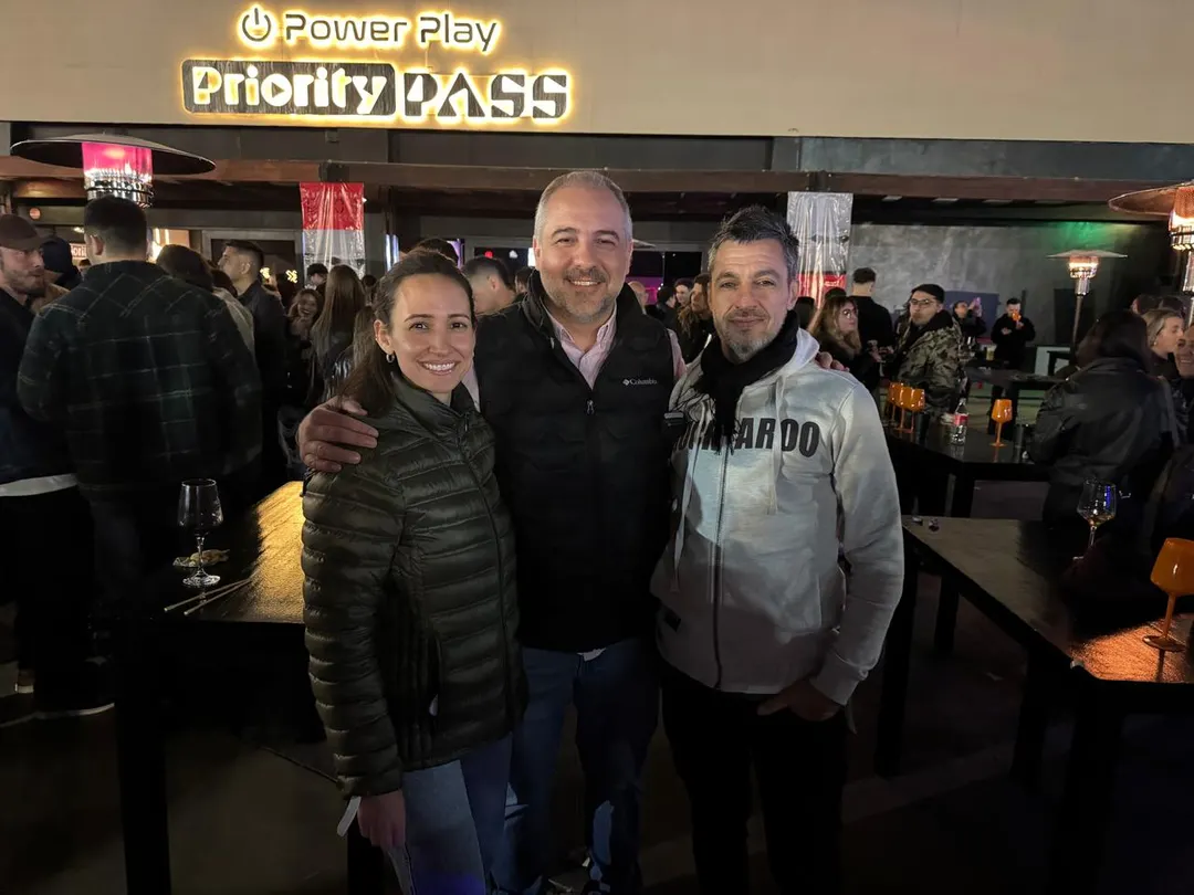El intendente de Maipú, Matías Stevanato, junto a su esposa Gianina y Matías Michelli, productor de Electrorock Producciones.