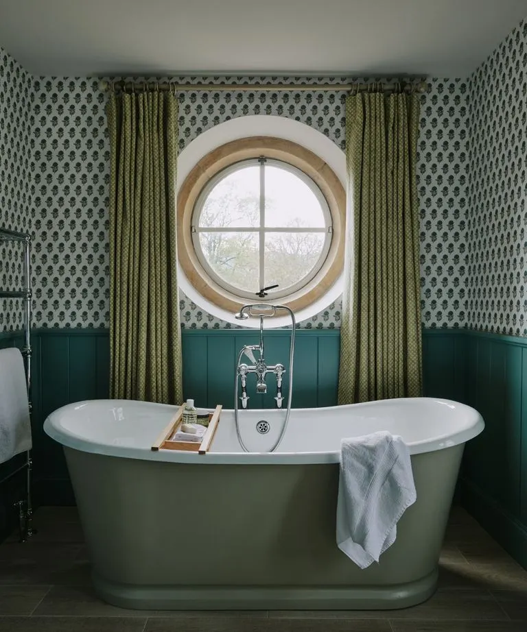 Los paneles de color verde azulado aportan un toque elegante a los baños tradicionales. Créditos: Christopher Horwood y Sims Hilditch.