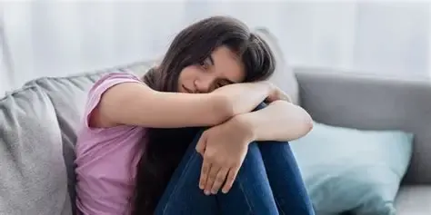 Entre adolescentes y jóvenes, la cifra es todavía más significativa: alrededor de uno de cada cinco manifiesta sentirse solo.