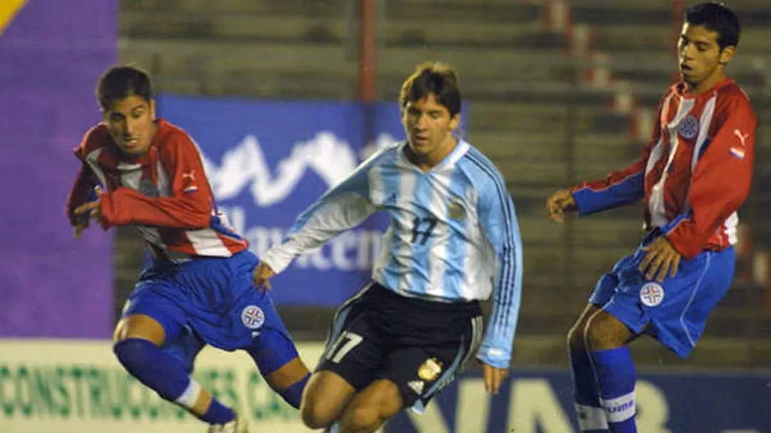 Lionel Messi disputa su primer partido con la camiseta de la Selección argentina.