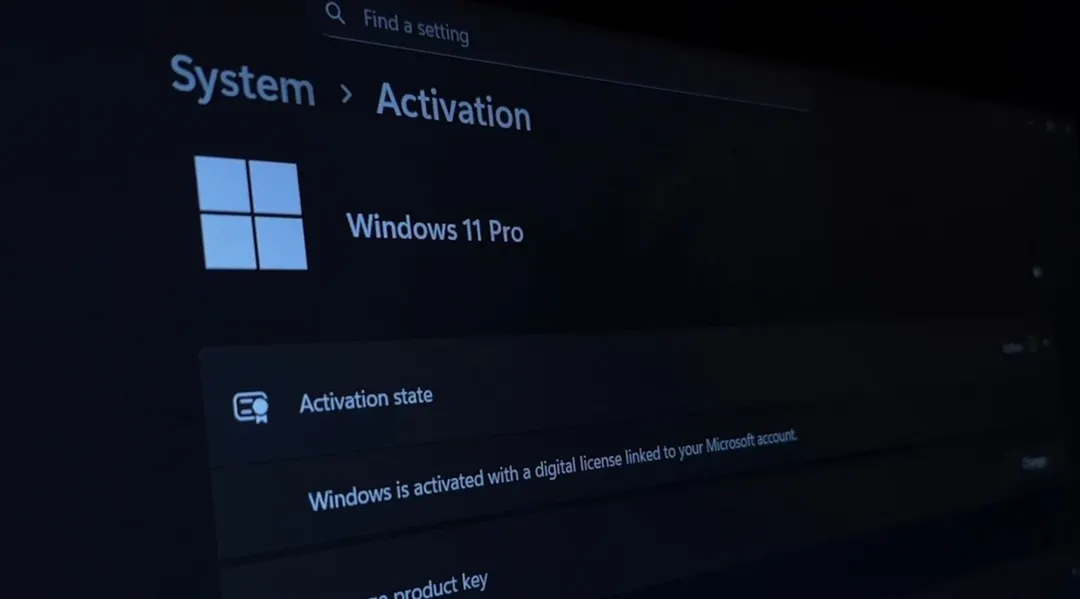 Limpieza segura: desinstalá manualmente desde "Configuración de Windows" y evitá tocar componentes integrados.