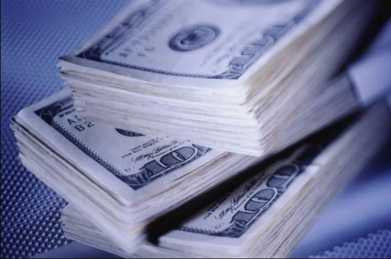 El dólar cae.