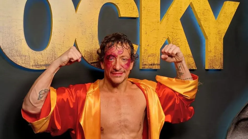 La obra nos sitúa en Filadelfia en 1976, donde un joven Rocky Balboa, boxeador amateur y cobrador de deudas sin rumbo