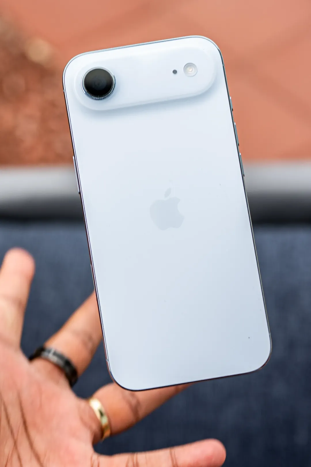 El iPhone Air prioriza la estética sobre la funcionalidad, con una batería limitada y cámaras recortadas que generaron descontento entre los usuarios.