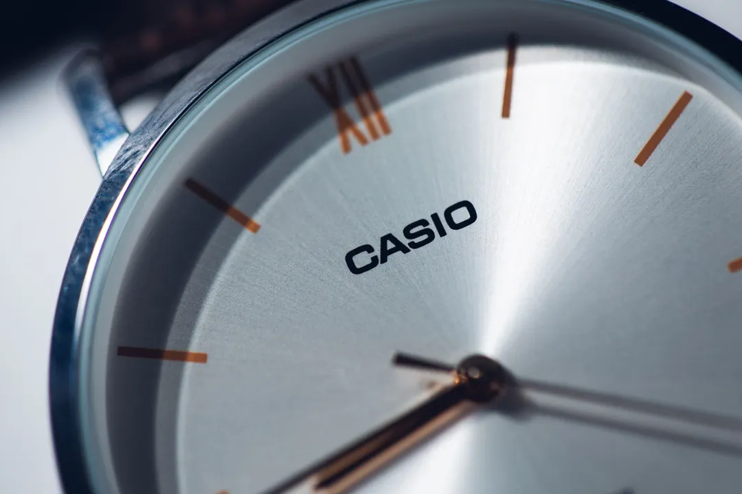 Los relojes digitales de estética clásica mantienen su vigencia gracias a diseños ligeros y funcionales.
