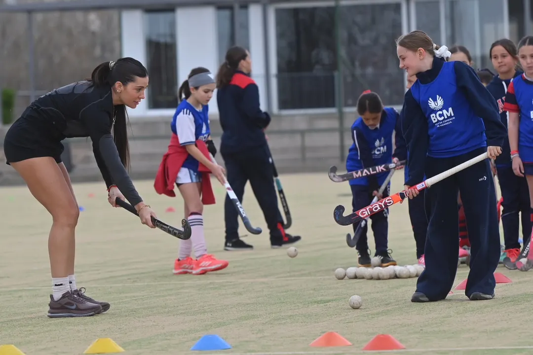 Agus Albertario, al frente de la clínica de hockey.