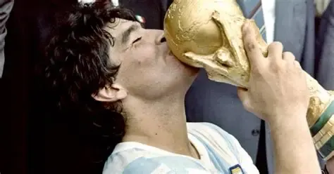 Tras la celebración de la final, los campeones lo levantan y lo exhiben brevemente, pero luego FIFA lo retiene bajo custodia.