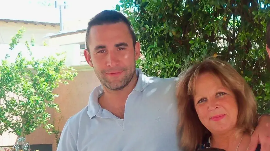 David Demaldé junto a su madre, años atrás. 