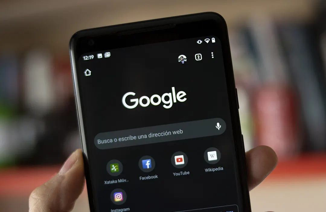 La Inversión de color altera todo el contenido, incluidos fotos y videos, mejorando la legibilidad en algunos casos.