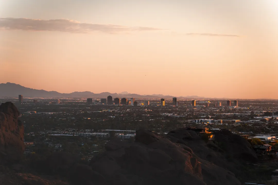 El pavimento utilizado en Phoenix logró bajar casi 7 °C la temperatura de la superficie, pero aumentó la radiación que recibían los peatones.