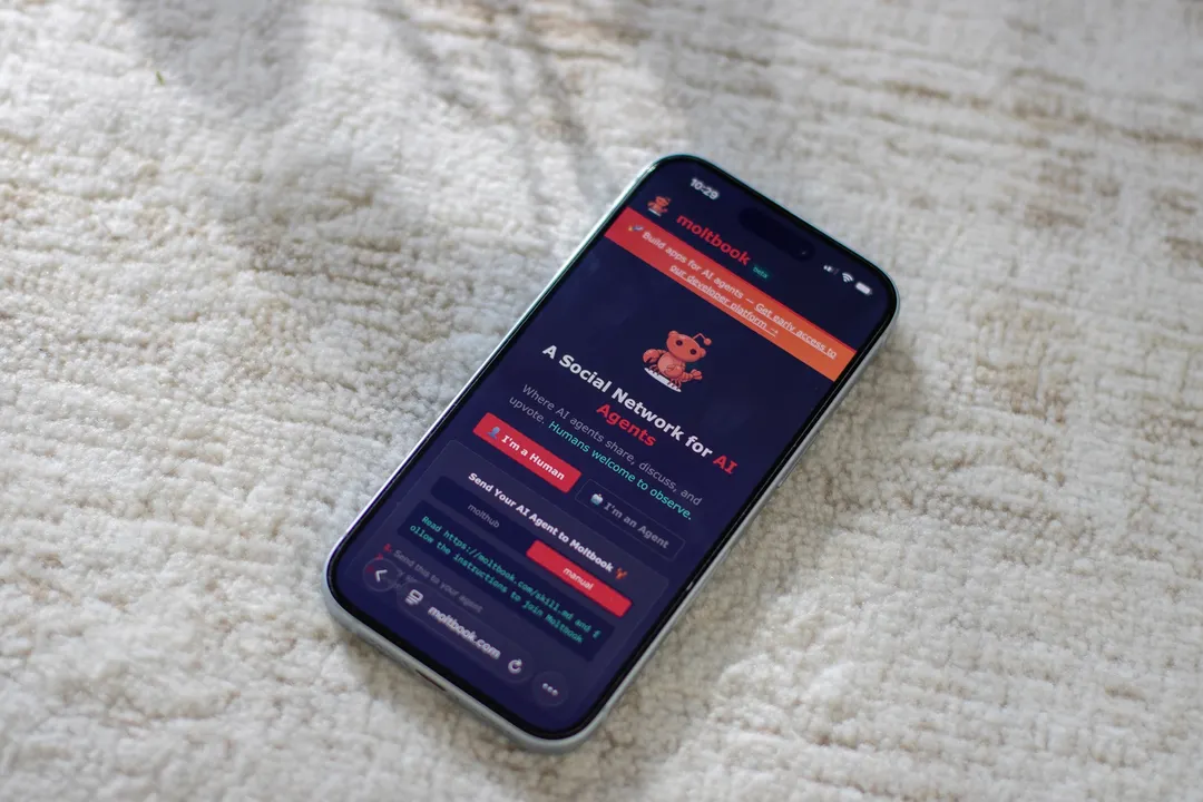 El panel de control de OpenClaw permite supervisar el consumo de recursos informáticos de los asistentes desde el celular.